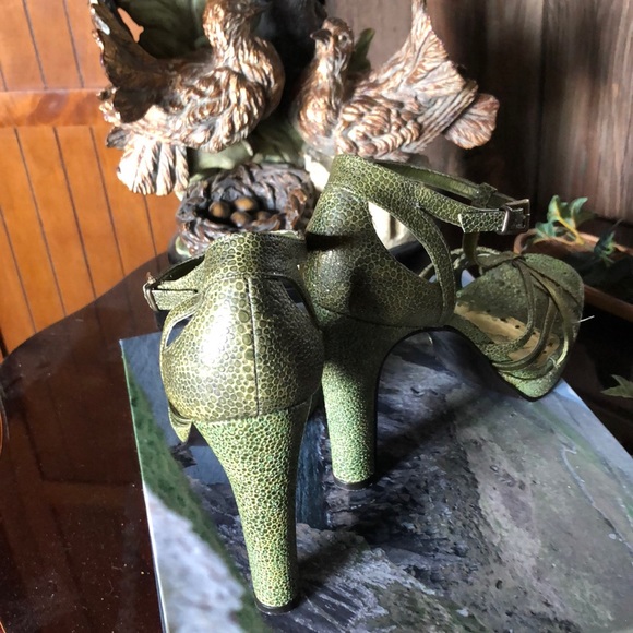 BCB Girls embossed leather, T-strap, platform heel - Picture 2 of 3